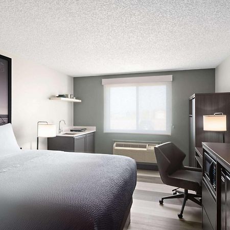 Super 8 By Wyndham Conrad Hotel Buitenkant foto