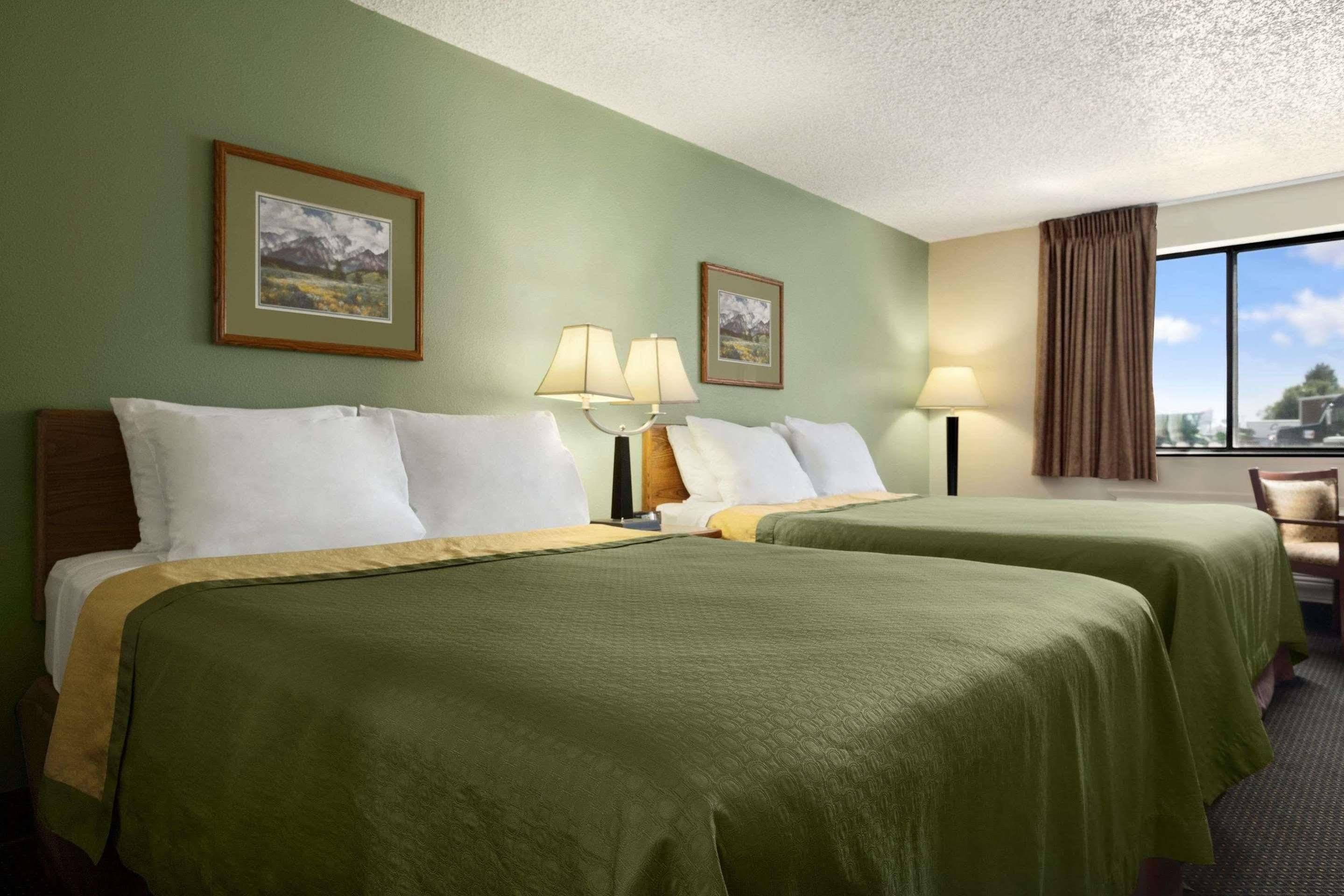 Super 8 By Wyndham Conrad Hotel Buitenkant foto