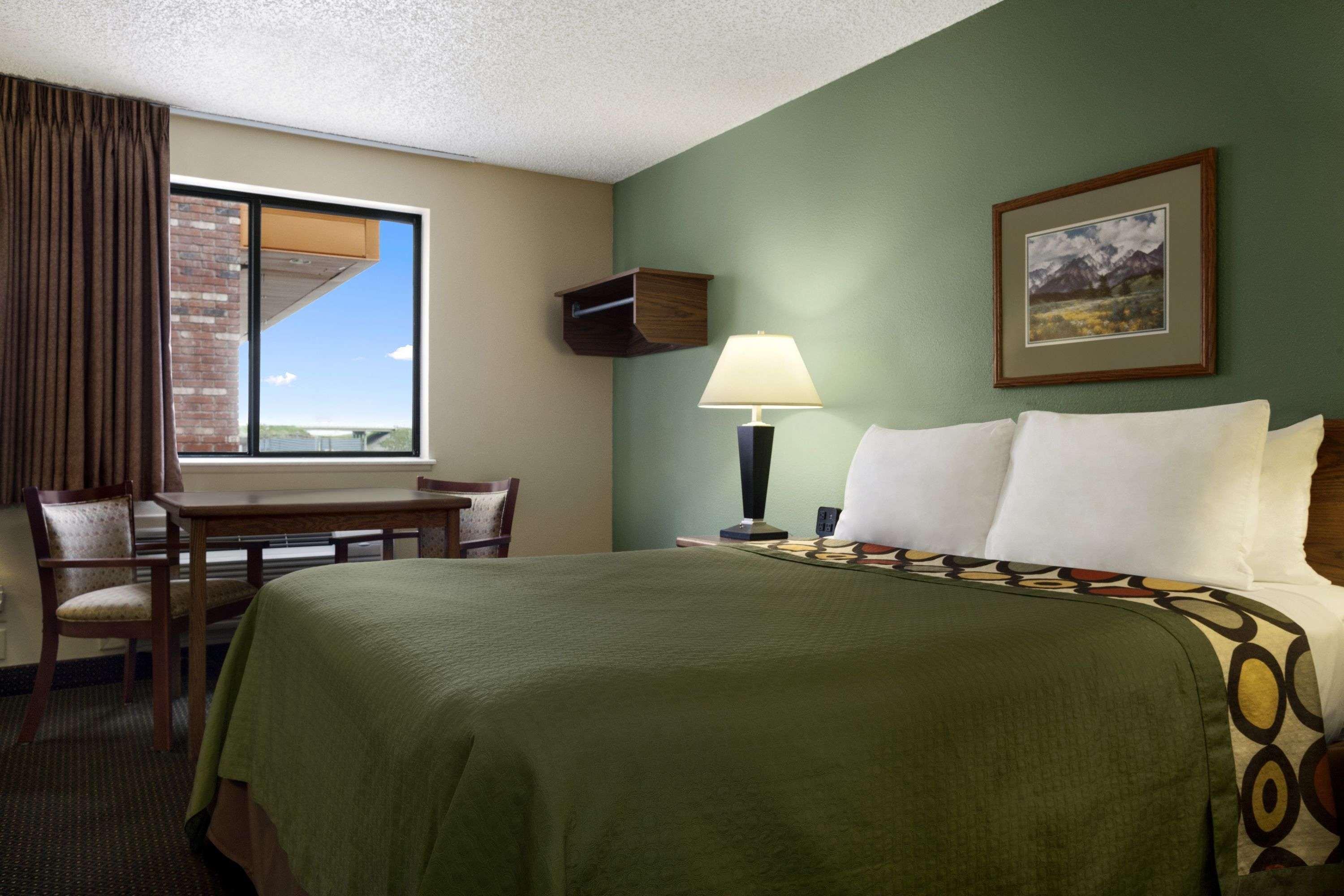 Super 8 By Wyndham Conrad Hotel Buitenkant foto