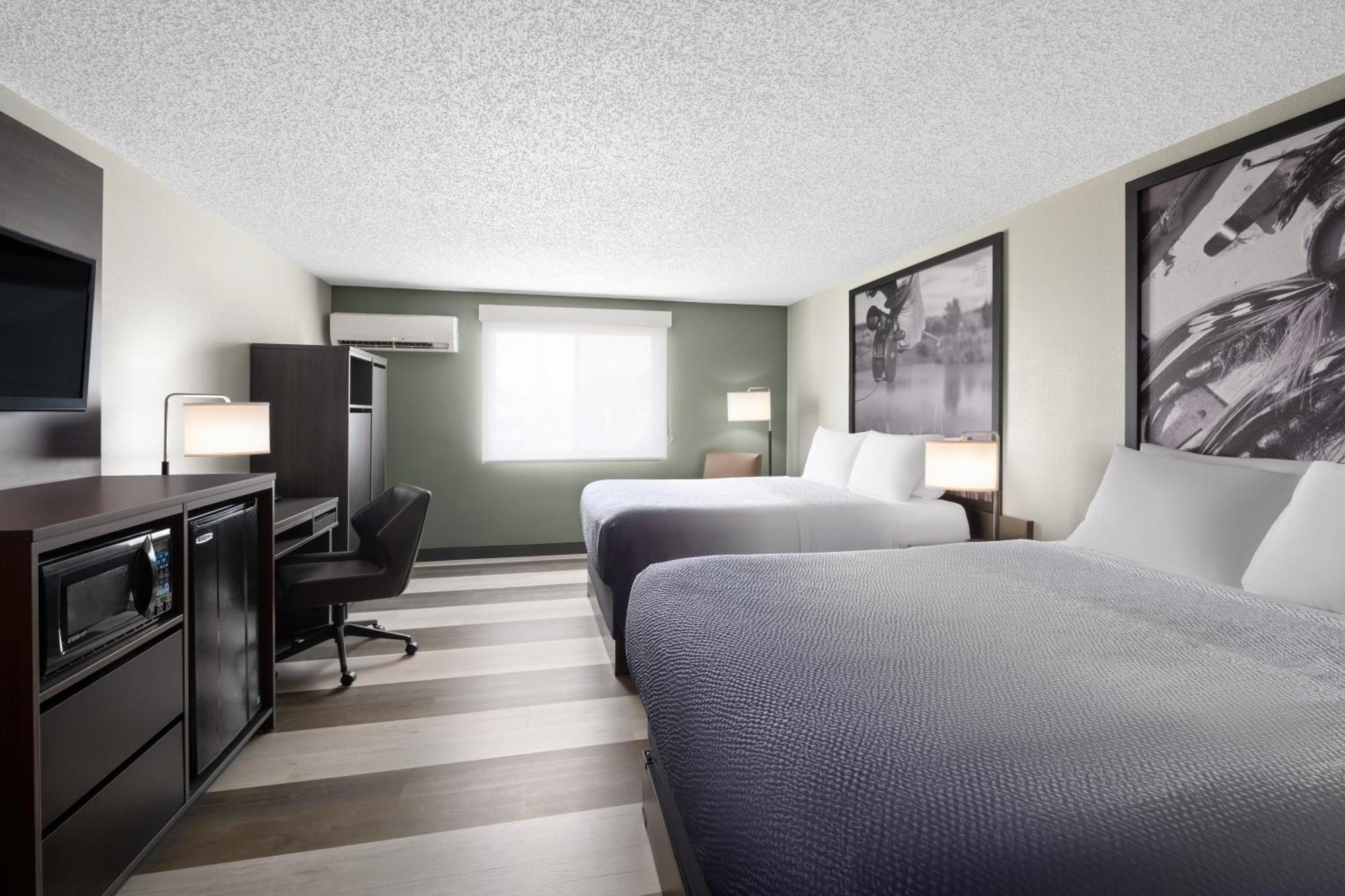 Super 8 By Wyndham Conrad Hotel Buitenkant foto