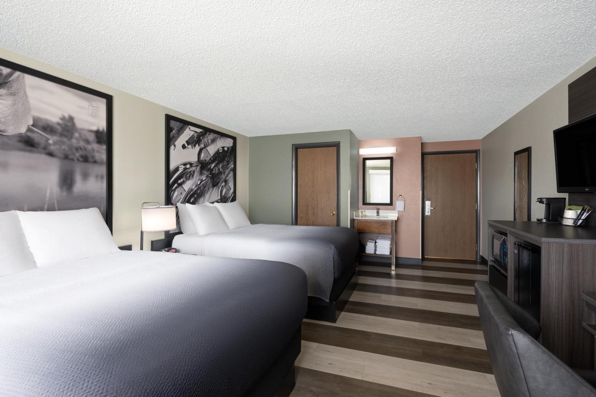Super 8 By Wyndham Conrad Hotel Buitenkant foto