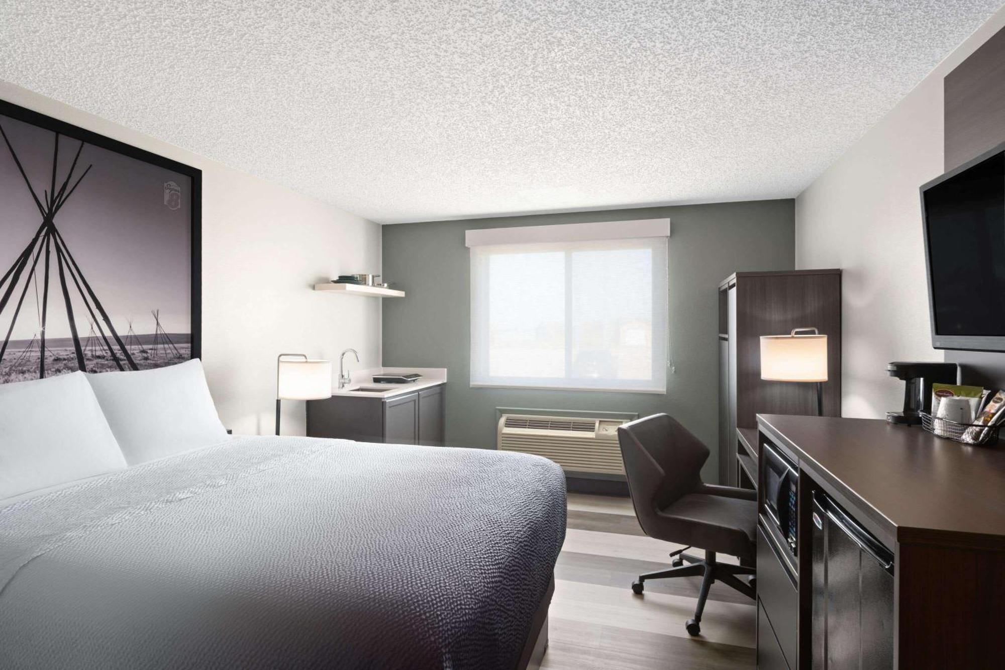 Super 8 By Wyndham Conrad Hotel Buitenkant foto