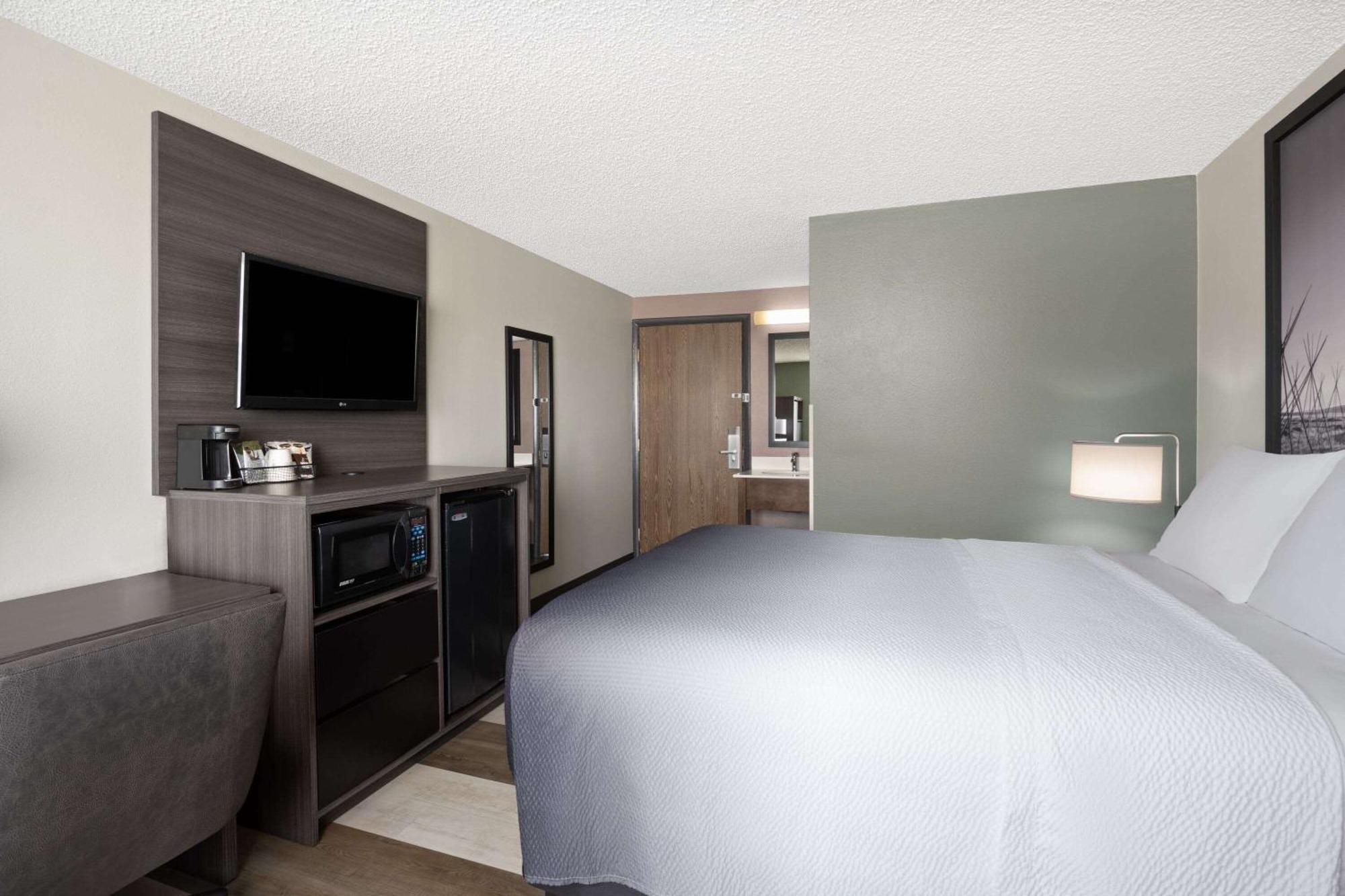 Super 8 By Wyndham Conrad Hotel Buitenkant foto