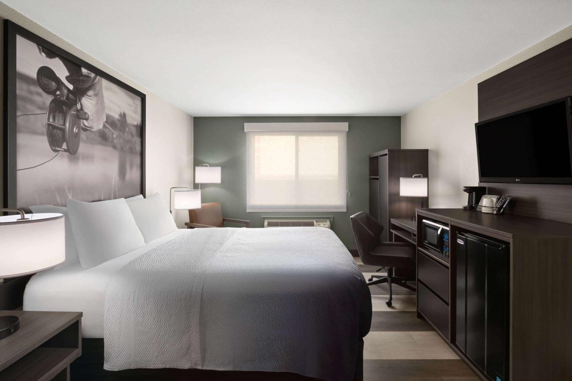 Super 8 By Wyndham Conrad Hotel Buitenkant foto