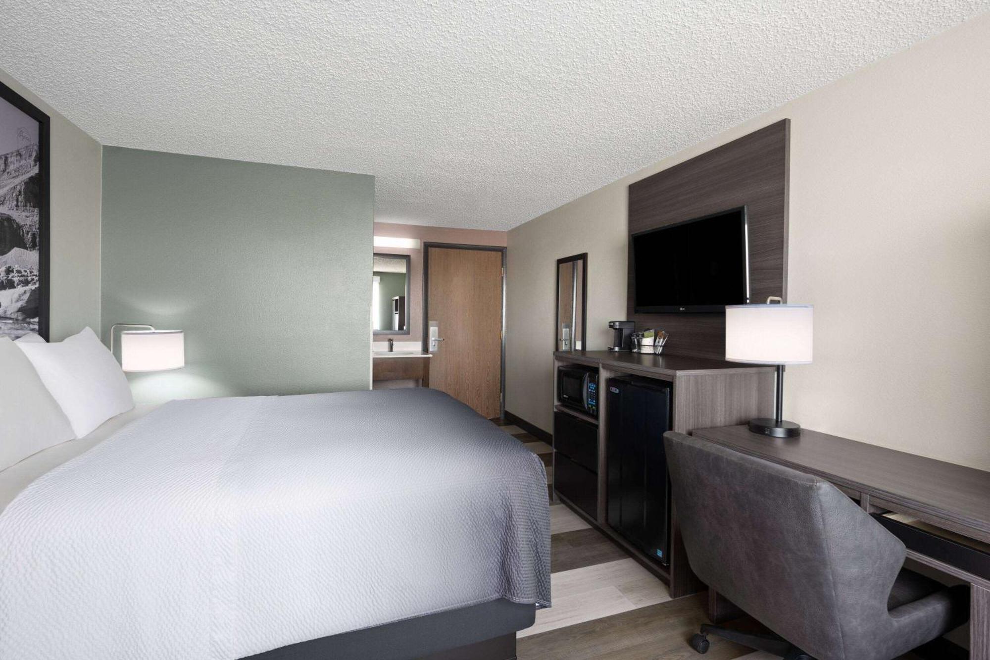 Super 8 By Wyndham Conrad Hotel Buitenkant foto