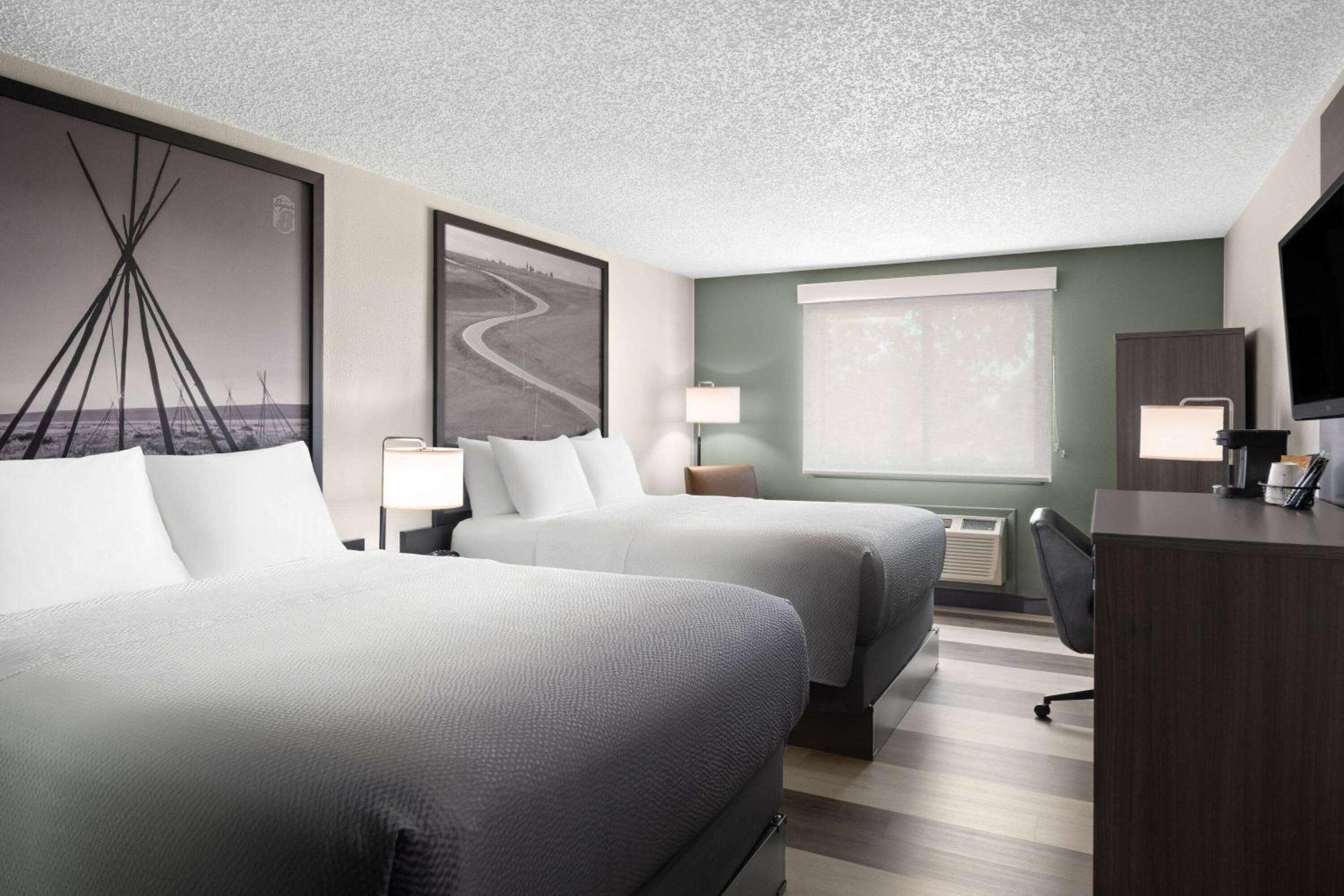 Super 8 By Wyndham Conrad Hotel Buitenkant foto