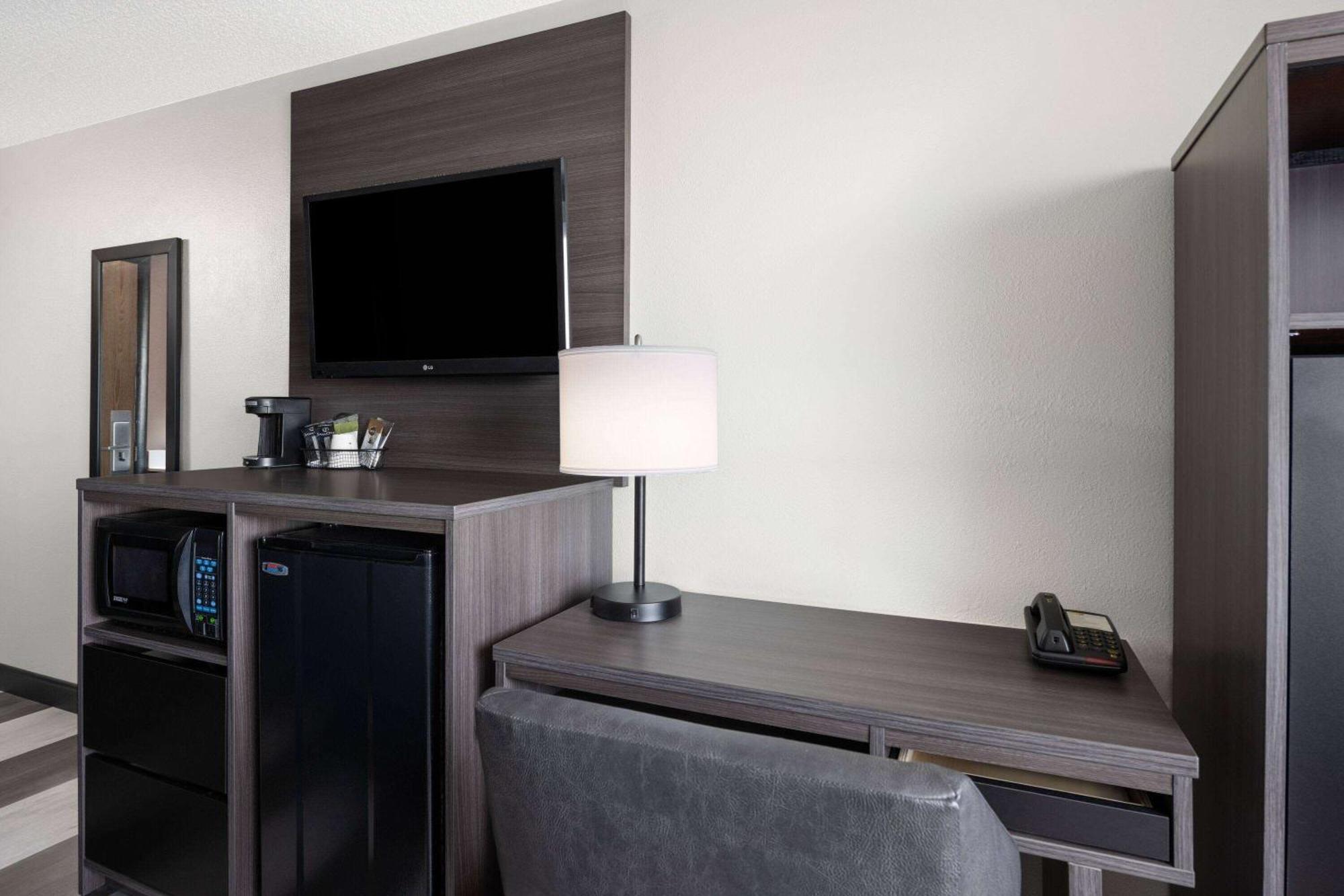 Super 8 By Wyndham Conrad Hotel Buitenkant foto
