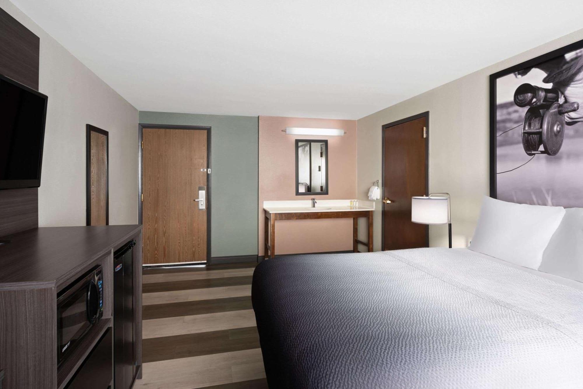 Super 8 By Wyndham Conrad Hotel Buitenkant foto