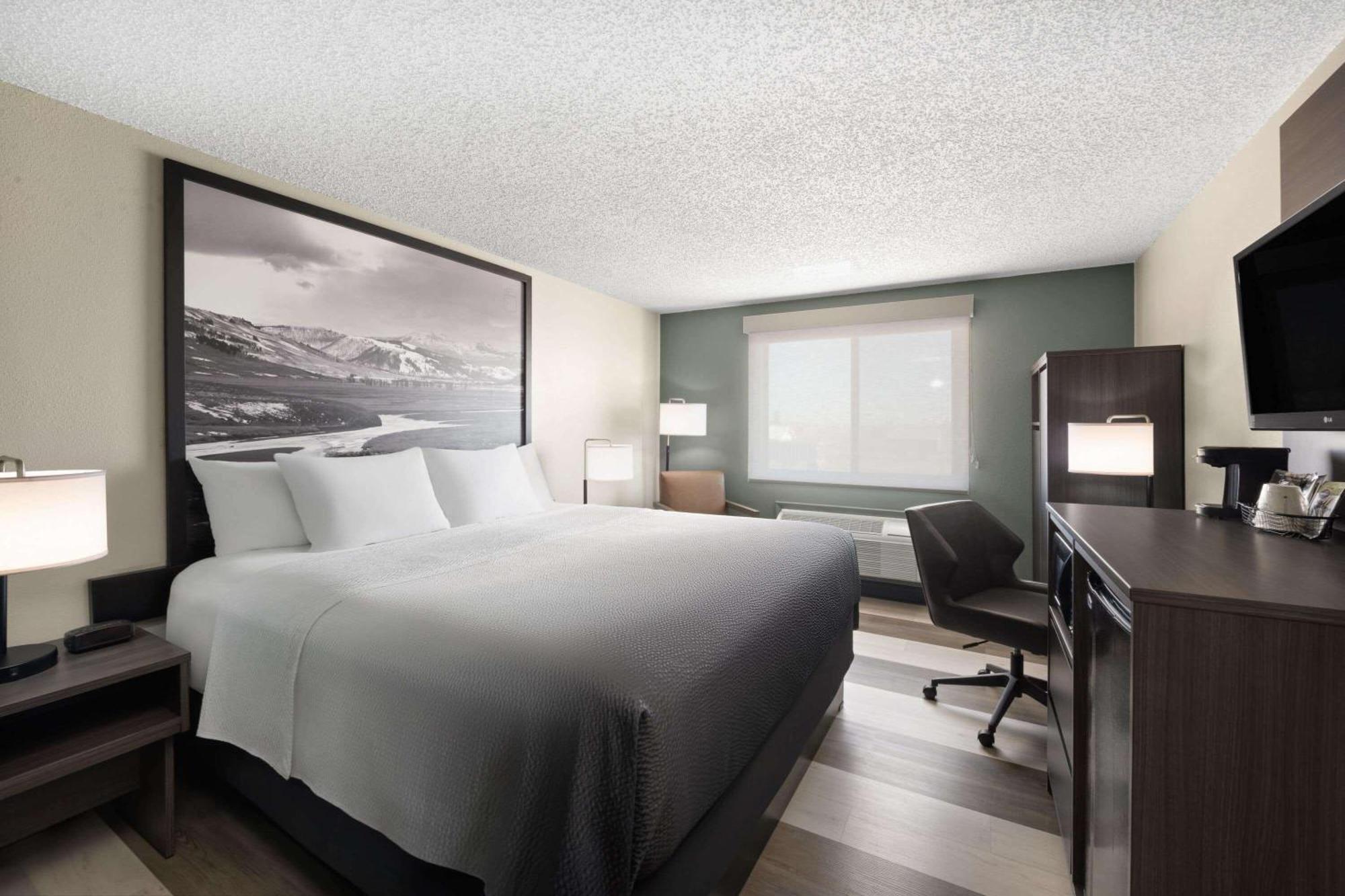 Super 8 By Wyndham Conrad Hotel Buitenkant foto