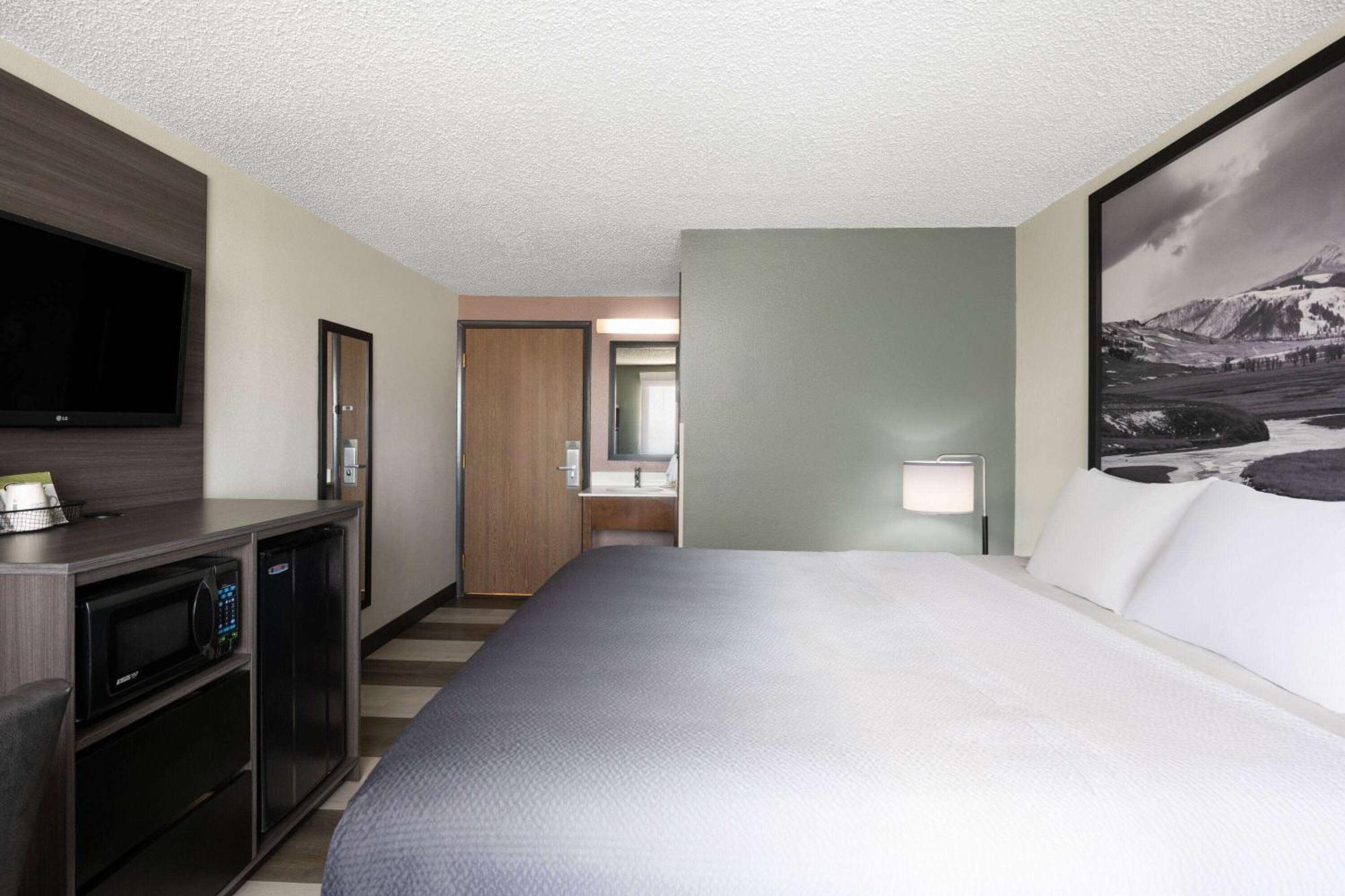 Super 8 By Wyndham Conrad Hotel Buitenkant foto