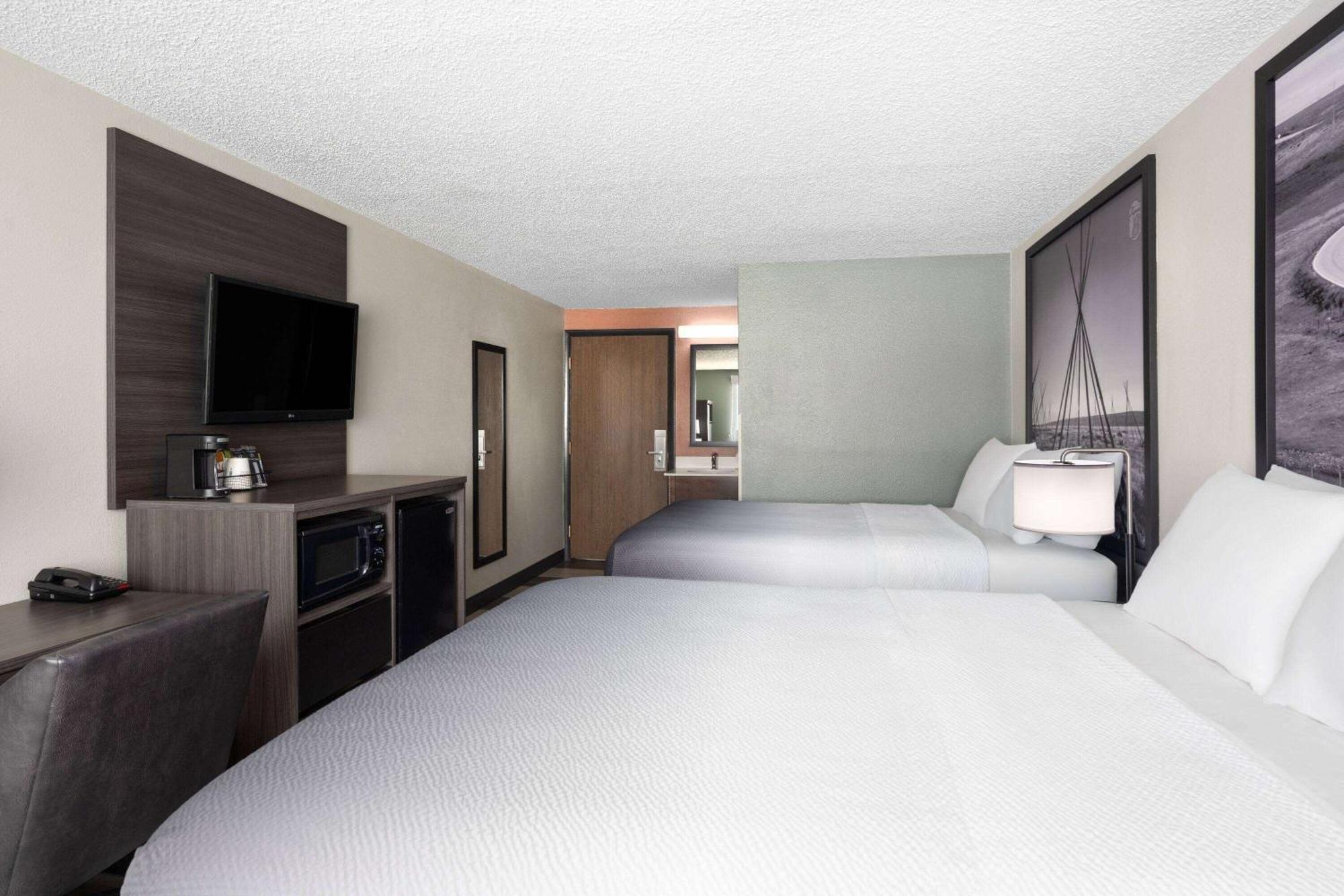 Super 8 By Wyndham Conrad Hotel Buitenkant foto