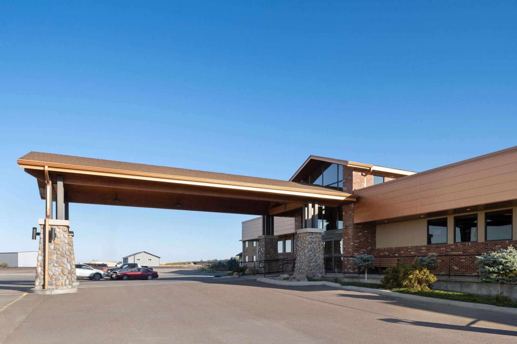 Super 8 By Wyndham Conrad Hotel Buitenkant foto